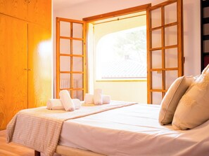 4 chambres, fer et planche à repasser, Wi-Fi, draps fournis