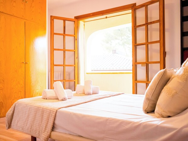 4 bedrooms, iron/ironing board, WiFi, bed sheets - Villa Ficus - Book your perfect getaway in Lloret de Mar (Lloret de Mar)