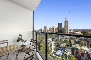 Outdoor dining - Broadbeach Relaxation Retreat (Broadbeach)