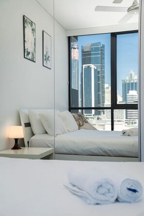 Iron/ironing board, travel cot, WiFi - Prime 2BR Location - Pool & Parking @BCT 1004 (South Brisbane)