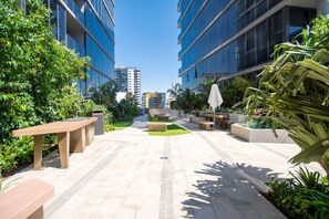Outdoor dining - Comfy Studio - 1BR w/ Study Table @ South Brisbane (South Brisbane)