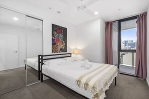 Iron/ironing board, travel cot, WiFi, bed sheets - Big and Modern 3BR @SouthBank - Families & Friends (South Brisbane)
