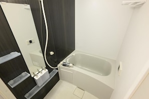 Bathtub dan shower terpisah, pengering rambut, sandal, dan handuk