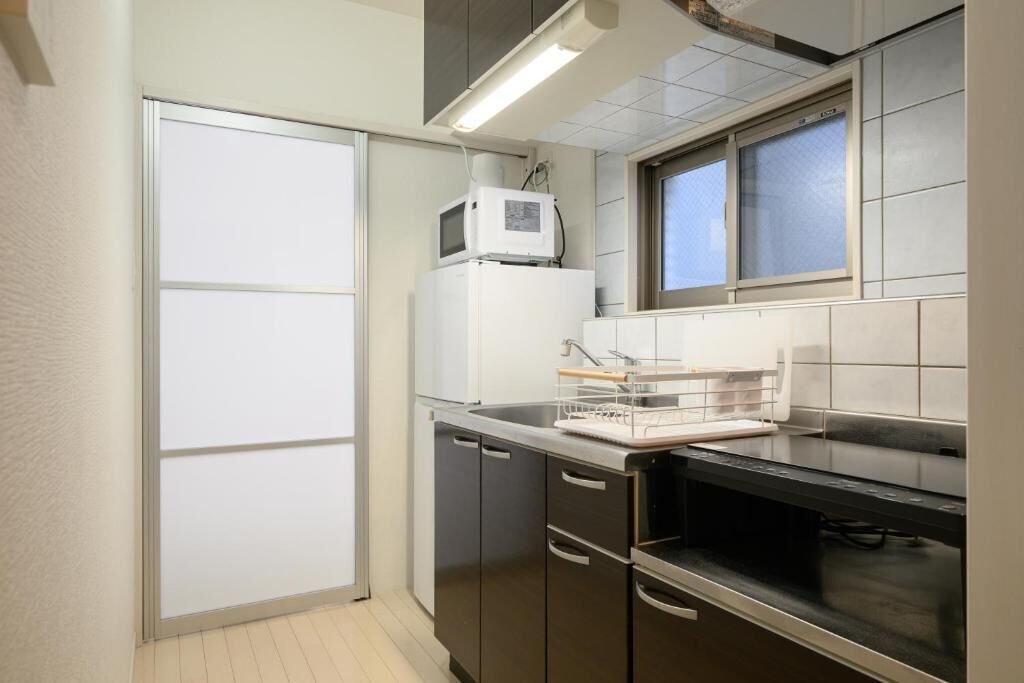 Standard Double or Twin Room | Private kitchen | Fridge, microwave, stovetop, cookware/dishes/utensils