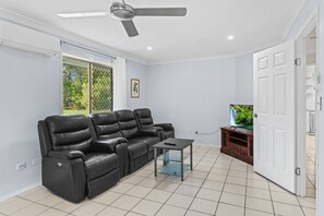 TV - Cozy & Spacious 2-Bedroom Retreat (Capalaba)