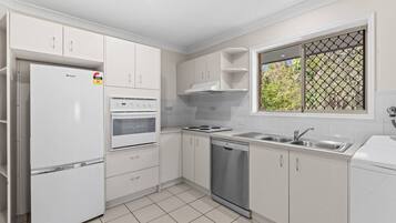 Kühlschrank, Mikrowelle, Ofen, Geschirrspüler