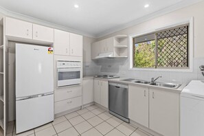 Refrigerador, microondas, horno y lavavajillas 
