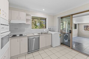 Refrigerador, microondas, horno y lavavajillas 