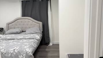 Iron/ironing board, Internet, bed sheets