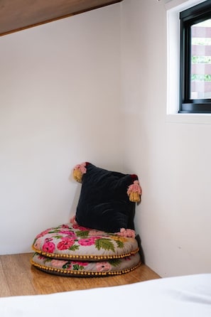 Desk, WiFi, bed sheets - Private Loft Studio | High Ceiling | Tennis Court (Daisy Hill)