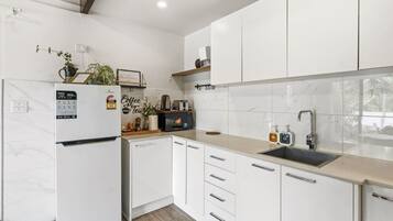 Fridge, microwave, oven, cookware/dishes/utensils