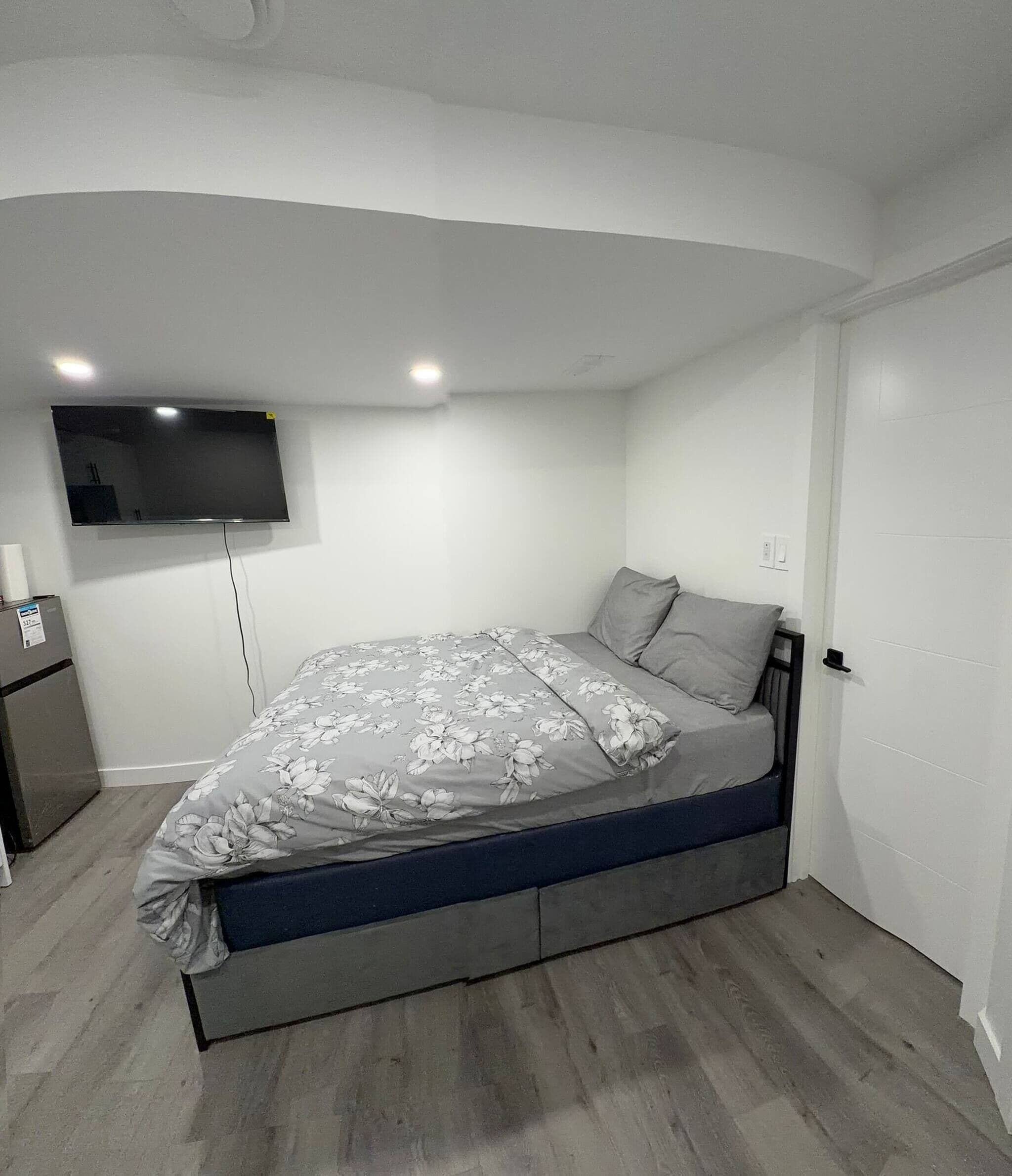 Iron/ironing board, Internet, bed sheets