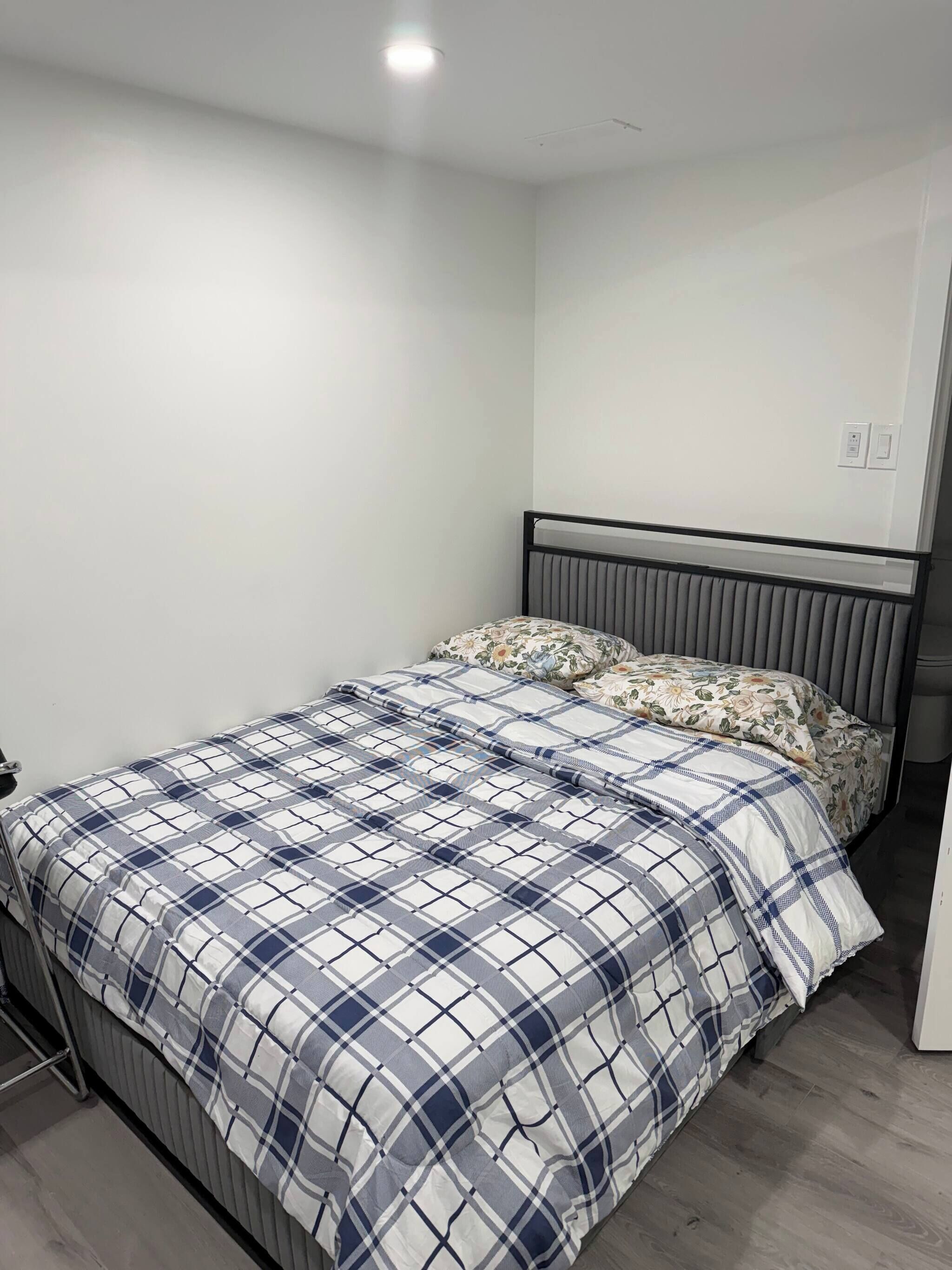 Iron/ironing board, Internet, bed sheets