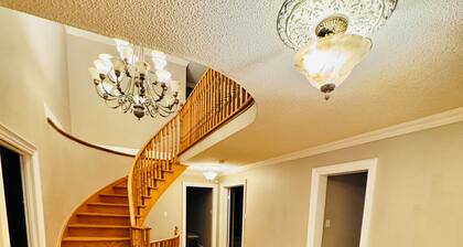 Luxury house 10 bdrms - near airport, sq 1, Private Backyard