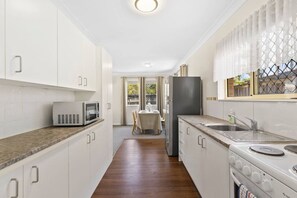 Fridge, microwave, oven, stovetop - Homely Getaway at Acacia Ridge 2B1B/AC1 (Acacia Ridge)