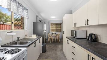 Fridge, oven, stovetop, dishwasher