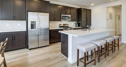 Twin Townhomes in Henderson: 12 Mi to Lake Mead!