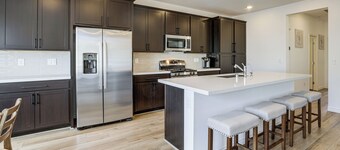 Twin Townhomes in Henderson: 12 Mi to Lake Mead!