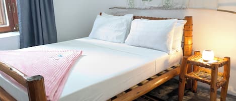 2 bedrooms, iron/ironing board, internet, bed sheets