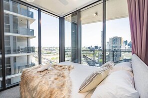 Iron/ironing board, travel cot, WiFi, bed sheets - Peaceful Riverside Apartment-1BR (South Brisbane)