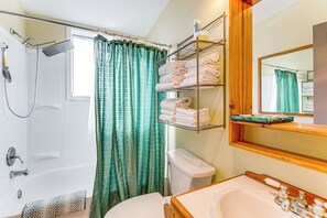 Hair dryer, towels - Historic Oregon Home: Walk to Parks & Dining! (Warrenton)