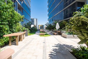 Outdoor dining - Stylish Decor - 2BR@South Brisbane - Gym/Pool/Cine (South Brisbane)