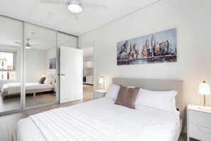 Desk, iron/ironing board, WiFi, bed sheets - Freya & Frew - Balcony Apartment Near Central Market (Adelaide)