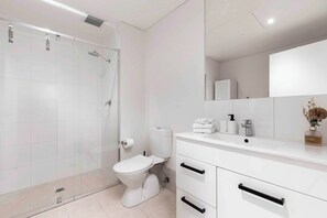 Shower, hair dryer, towels, shampoo - Freya & Frew - Balcony Apartment Near Central Market (Adelaide)