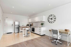 Fridge, microwave, oven, stovetop - Freya & Frew - Balcony Apartment Near Central Market (Adelaide)