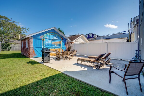 Outdoor dining - Ventnor City Getaway w/ Yard: 2 Blocks to Beach! (Ventnor City)
