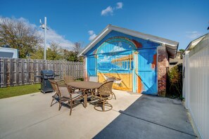 Outdoor dining - Ventnor City Getaway w/ Yard: 2 Blocks to Beach! (Ventnor City)