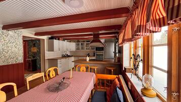 Comfort House, 4 Bedrooms, Non Smoking | Private kitchen | Fridge, microwave, oven, stovetop