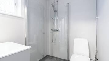 Hus Comfort | Badrum | Dusch, handdukar och toalettpapper