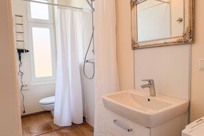 Dusche, Haartrockner, Handtücher