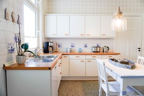 Wasserkocher mit Kaffee-/Teezubehör, Kühlschrank, Mikrowelle, Ofen