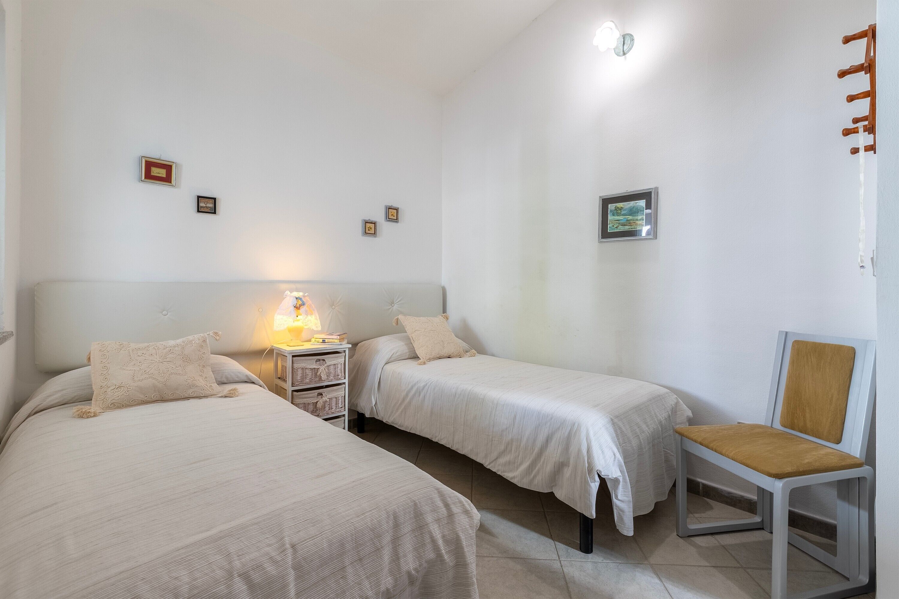 Tabla de planchar con plancha y ropa de cama