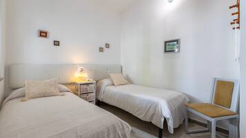 Tabla de planchar con plancha y ropa de cama