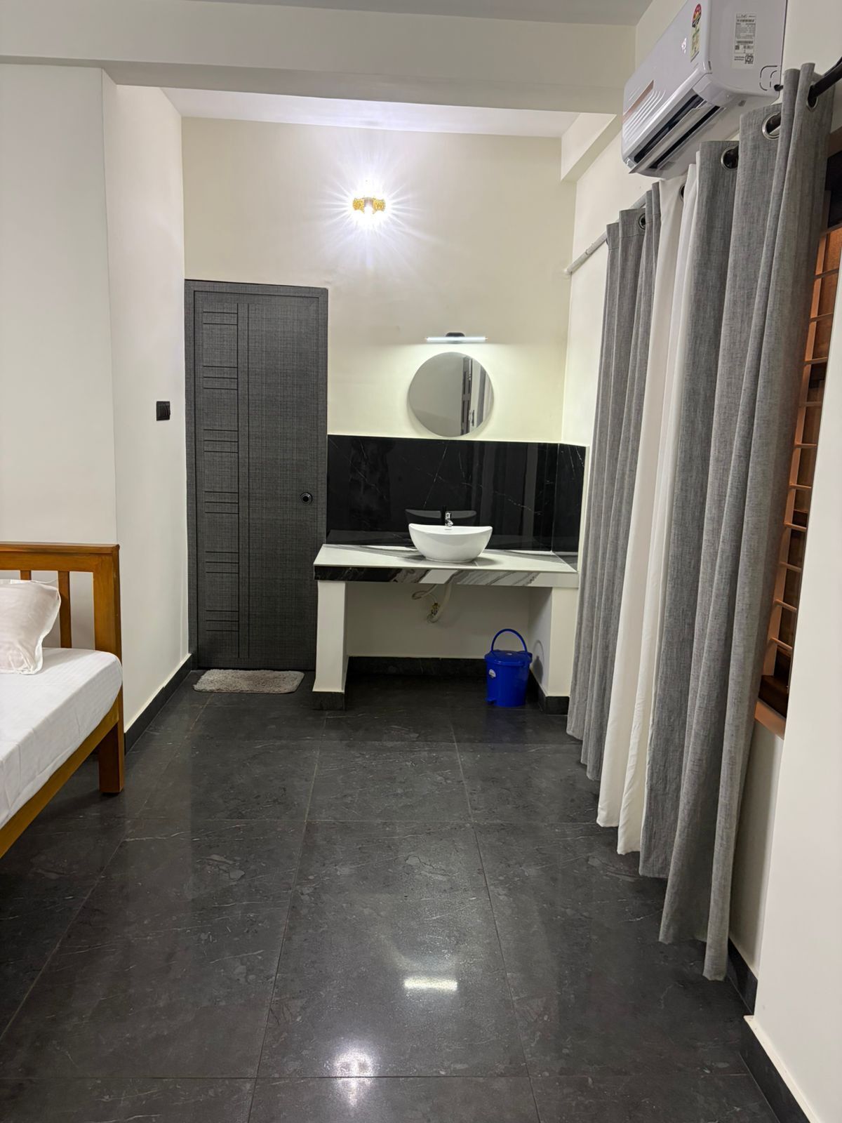 Basic Suite | Bathroom