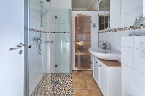 Shower, hair dryer, towels, soap - Lütt Strandhuus Pelzerhaken - Sun, beach & sauna - Lütt Strandhuus (Neustadt in Holstein)