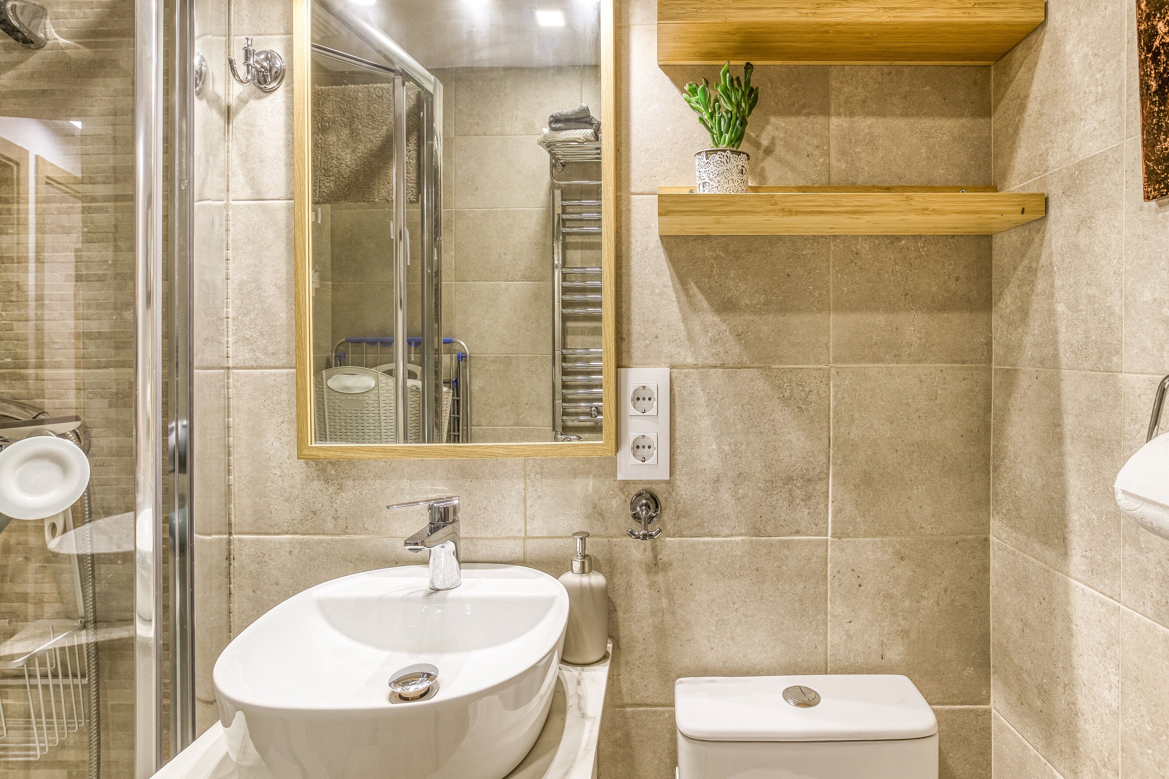 Een douche, een haardroger, handdoeken