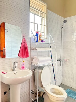 Douche, serviettes fournies, savon, papier toilette