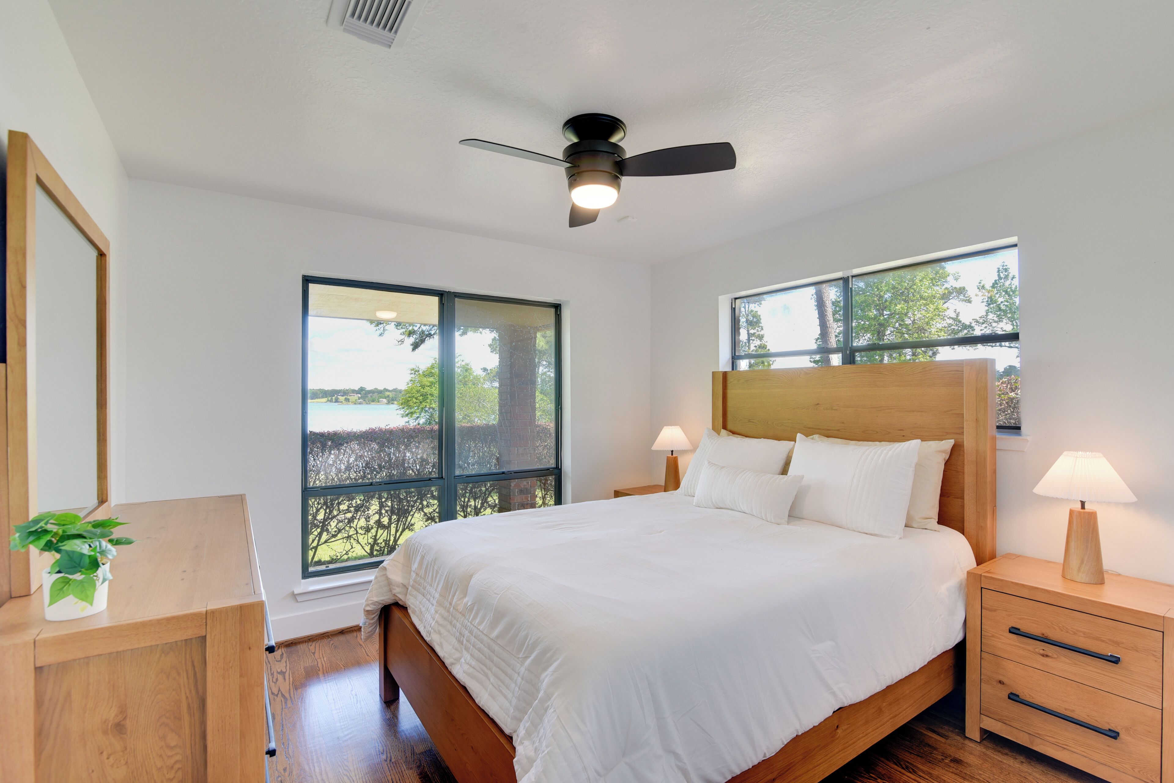 5 bedrooms, desk, internet, bed sheets