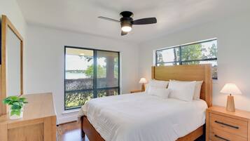 5 bedrooms, desk, internet, bed sheets