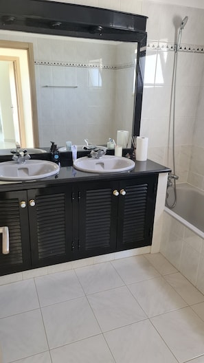 Shower, hair dryer, bidet, towels - Exceptional villa, infinity pool, view of the marina and cliffs, close to beaches. (Albufeira)