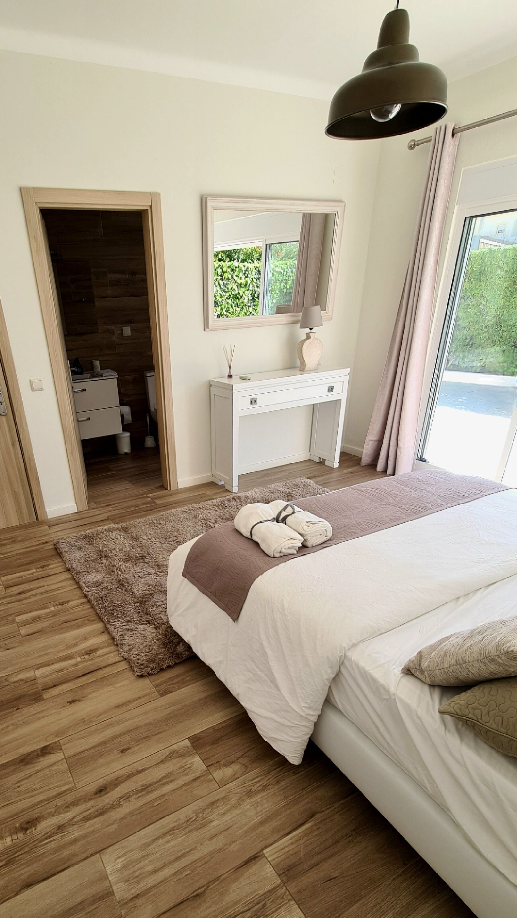 Tabla de planchar con plancha, wifi y ropa de cama 