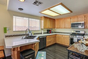 Fridge, microwave, stovetop, dishwasher