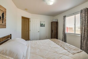 Desk, iron/ironing board, Internet, bed sheets