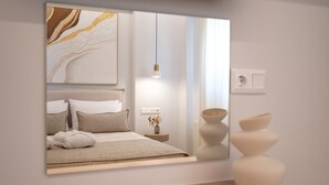 Ein modernes Schlafzimmer mit Bett, Nachttisch, Lampe und dekorativen Vasen.