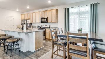 Fridge, microwave, stovetop, dishwasher