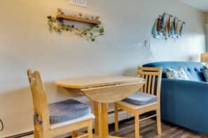 Dining - Steps to Sand! Oceanfront Gem in Old Orchard Beach (Old Orchard Beach)